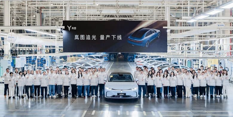 510 л.с, полный привод и запас хода до 730 км. В Китае началось массовое производство большого люксового седана Voyah Zhuiguang – ждем его в России?