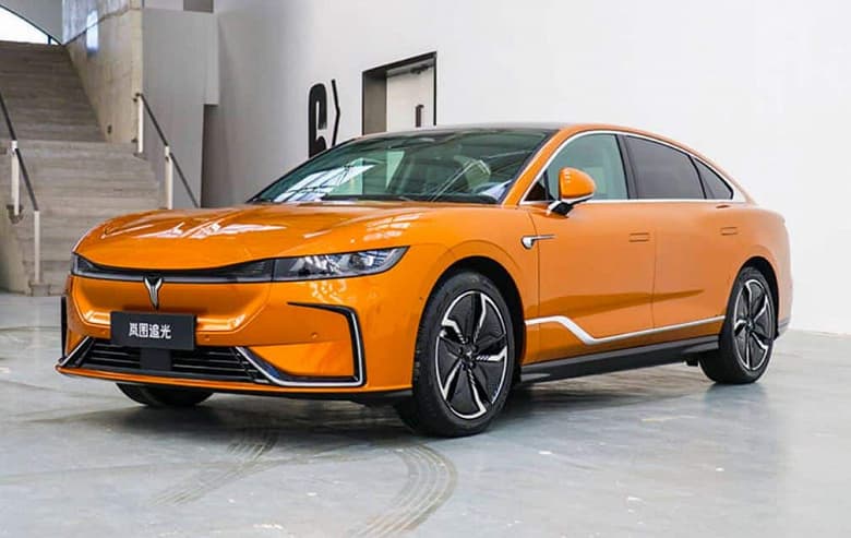 510 л.с, полный привод и запас хода до 730 км. В Китае началось массовое производство большого люксового седана Voyah Zhuiguang – ждем его в России?