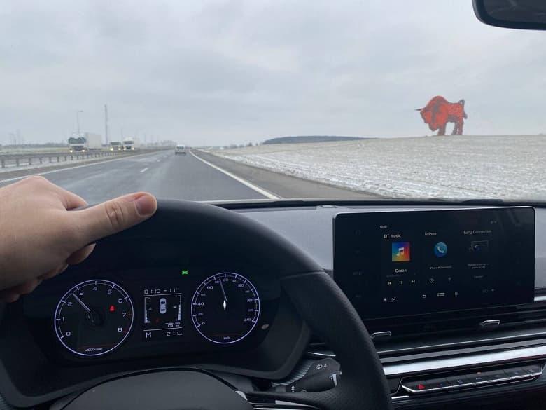 Лишь 103 л.с., клиренс 122 мм, расход в городе 10 л на 100 км, очень долгий прогрев. В Белоруссии протестировали Geely Emgrand 7 New, который будет продаваться в РФ