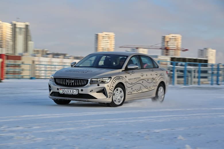 Лишь 103 л.с., клиренс 122 мм, расход в городе 10 л на 100 км, очень долгий прогрев. В Белоруссии протестировали Geely Emgrand 7 New, который будет продаваться в РФ