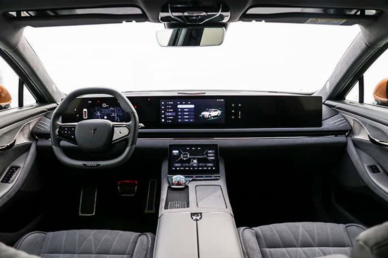 510 л.с, полный привод и запас хода до 730 км. В Китае началось массовое производство большого люксового седана Voyah Zhuiguang – ждем его в России?