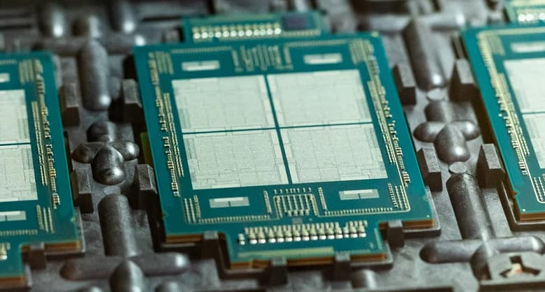 Intel готовит процессор HEDT всего с шестью ядрами и без поддержки Hyper-Threading. Появились параметры Xeon W-3400 и W-2400 Intel готовит процессор HEDT всего с шестью ядрами и без поддержки Hyper-Threading. Появились параметры Xeon W-3400 и W-2400