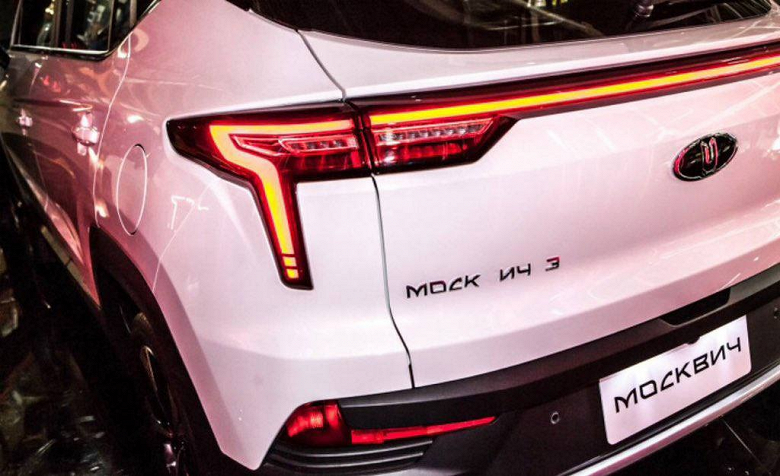 Некоторые покупатели «Москвича 3» жалуются на криво приклеенные и отваливающиеся шильдики