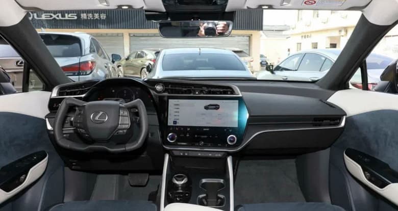 В России начали продавать новейший полноприводный кроссовер Lexus RZ мощностью 313 л.с. Сколько за него просят?