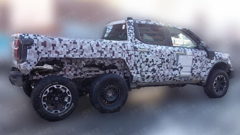 Брутальный шестиколесный пикап Great Wall на базе внедорожника Tank 500 засветился на новых фото. Интерьер – как обычного кроссовера