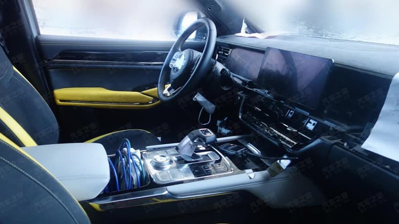 Брутальный шестиколесный пикап Great Wall на базе внедорожника Tank 500 засветился на новых фото. Интерьер – как обычного кроссовера