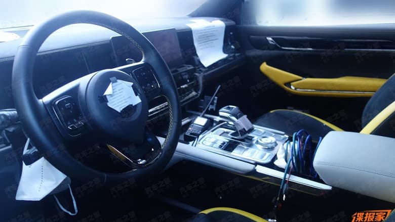 Брутальный шестиколесный пикап Great Wall на базе внедорожника Tank 500 засветился на новых фото. Интерьер – как обычного кроссовера