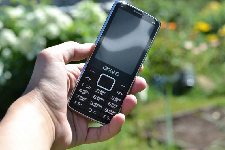 Для пожилых, детей и аскетов: в России предпочитают отечественные кнопочные телефоны