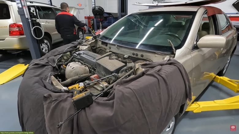 Расход в 1 литр масла на 250 км пробега – это нормально? В США разобрали Toyota Camry с пробегом 483 тыс. км и удивились состоянию двигателя