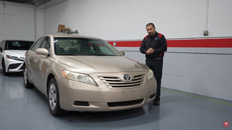 Расход в 1 литр масла на 250 км пробега – это нормально? В США разобрали Toyota Camry с пробегом 483 тыс. км и удивились состоянию двигателя