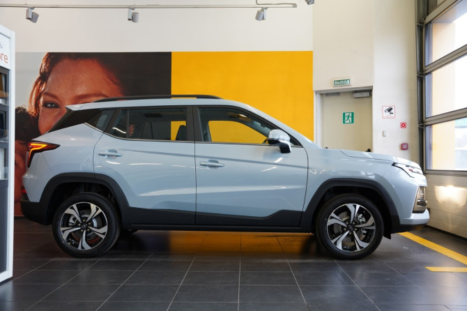 Первые «Москвичи 3» уже появились в Санкт-Петербурге. «Москвич 3е» приедет в течение двух недель