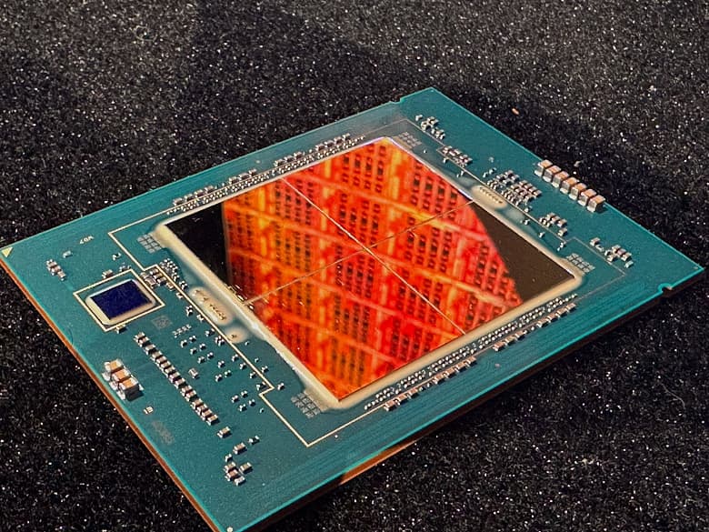 Самые монструозные процессоры Intel позируют на фото. У некоторых Sapphire Rapids есть 64 ГБ собственной памяти Самые монструозные процессоры Intel позируют на фото. У некоторых Sapphire Rapids есть 64 ГБ собственной памяти