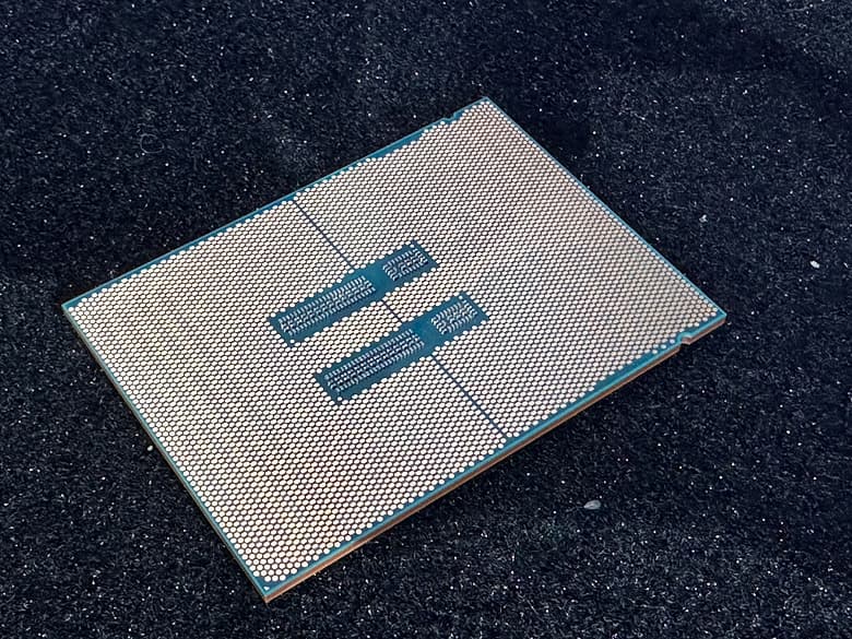 Самые монструозные процессоры Intel позируют на фото. У некоторых Sapphire Rapids есть 64 ГБ собственной памяти