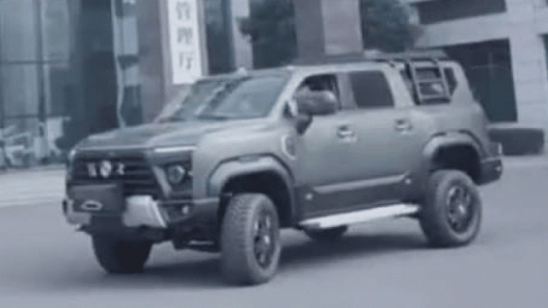 Гораздо круче Toyota Sequoia. Огромный внедорожник Dongfeng Warrior M20 заметили на дорогах Китая, он может получит дизельный двигатель объемом 6,7 л