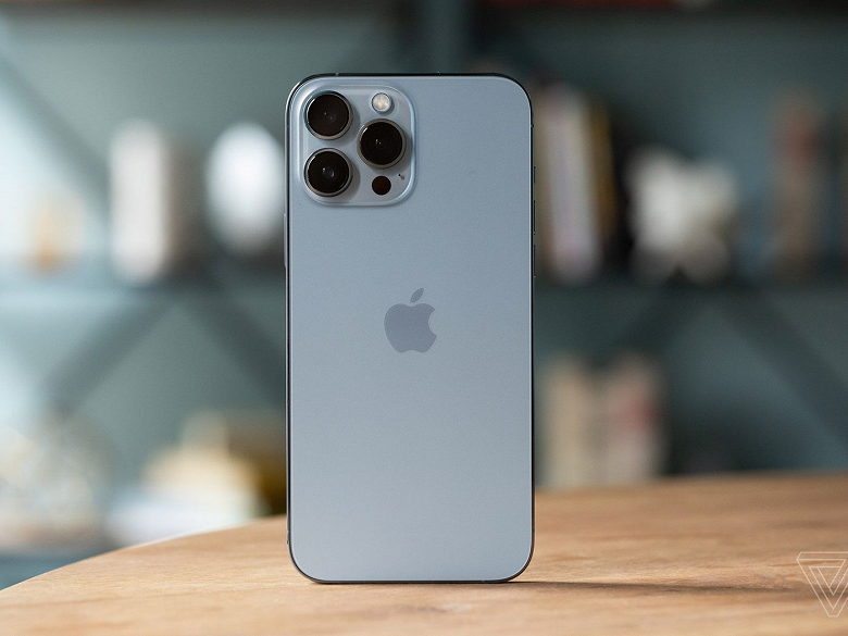 Для производства iPhone требуется 1200 человек, а для выпуска Android-смартфонов — 100 рабочих Для производства iPhone требуется 1200 человек, а для выпуска Android-смартфонов — 100 рабочих