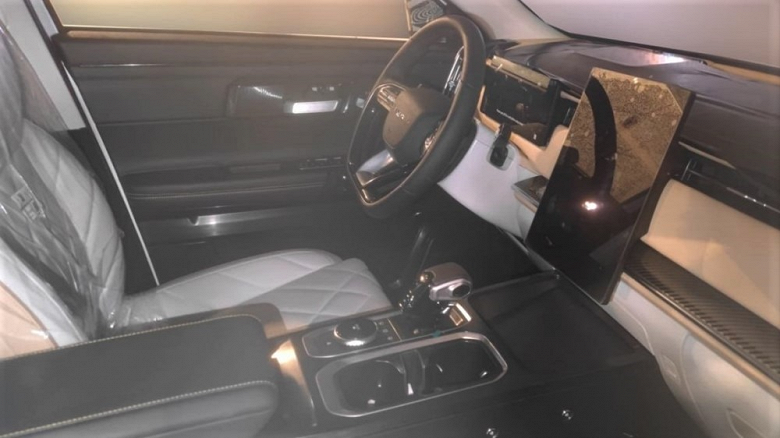 Салон нового Chery с огромным экраном и новым дизайном показали вживую