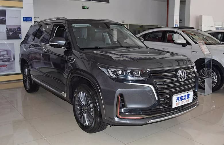 Changan в этом году привезет в Россию стильный лифтбэк Uni-V, большой кроссовер CS95 и кроссовер поменьше. Подробности