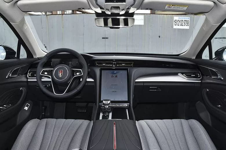 224 л.с., 8-ступенчатый автомат и оснащение авто класса люкс. В России запатентован Hongqi H5 – аналог Mercedes-Benz E-class