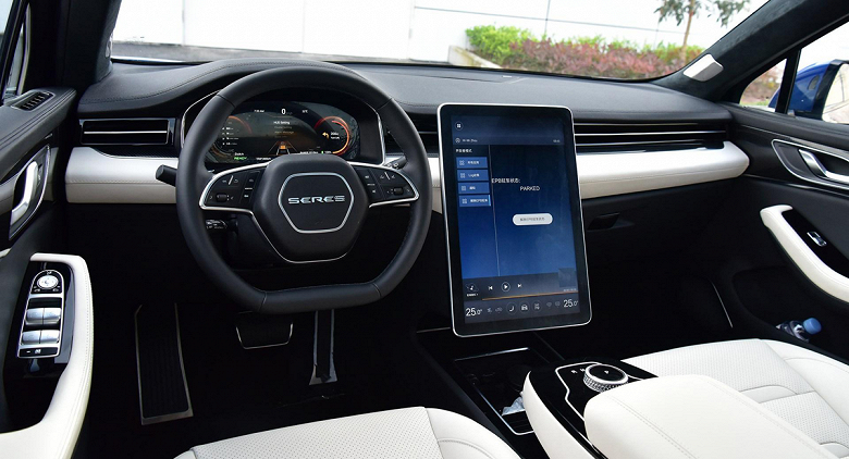 В России начались продажи большого кроссовера Seres SF5 с тремя моторами и огромным 17-дюймовым экраном