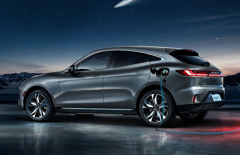 В России начались продажи большого кроссовера Seres SF5 с тремя моторами и огромным 17-дюймовым экраном