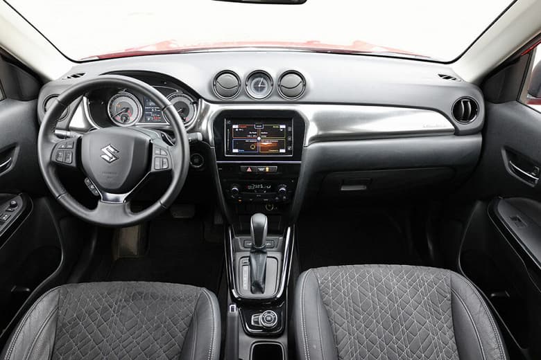 Кроссовер Suzuki Vitara появился в России в новой версии. Мощность невелика, зато полный привод, максимальная комплектация и пониженный расход