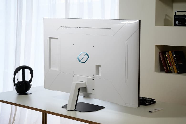 Никаких сверхширокоформатных изогнутых панелей. Samsung представила более классический игровой монитор Odyssey Neo G7 с Mini-LED