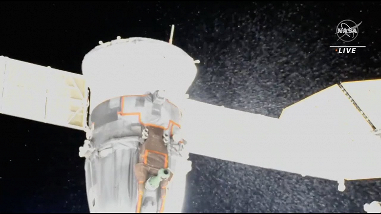 В NASA готовы привязать астронавта грузовым ремнем к полу корабля SpaceX: конструкция Crew Dragon позволяет эвакуировать весь экипаж МКС