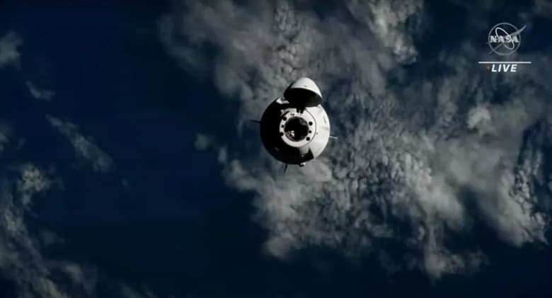 Капсула Crew Dragon станет «спасательной шлюпкой» для пятерых космонавтов на МКС