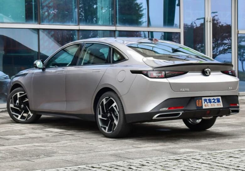 Honda Accord для бедных. Представлен Changan Yida с просторным салоном, двигателем мощностью 170 л.с. и ценой от $12 350