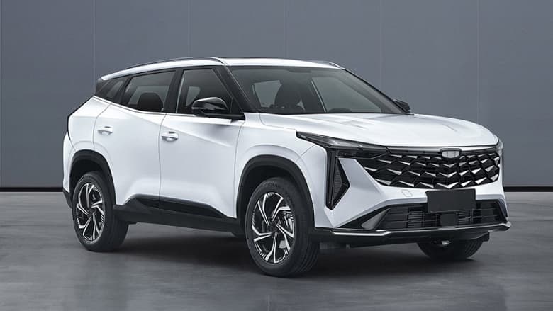 Так выглядит совершенно новый Geely Coolray. Он стал гораздо крупнее, получил дизайн в духе нового Atlas L и двигатель мощностью 181 л.с. Так выглядит совершенно новый Geely Coolray. Он стал гораздо крупнее, получил дизайн в духе нового Atlas L и двигатель мощностью 181 л.с.