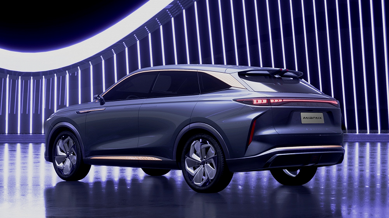 Этот автомобиль официально приедет в Россию. Что не понравилось китайцам в Exeed AtlantiX, который не торопятся заказывать