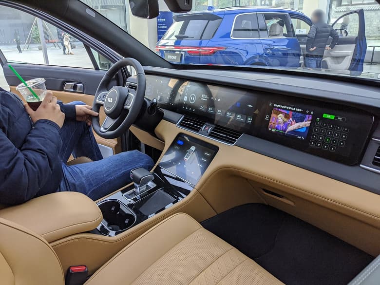 5 метров длины, двигатель объемом 1,2 л, 336 л.с. и запас хода до 800 км. В России начали продавать большой кроссовер Li Auto One