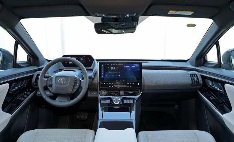 Полный привод, 218 л.с. и габариты как у Toyota RAV4. В России уже можно заказать новейший кроссовер Toyota bZ4X