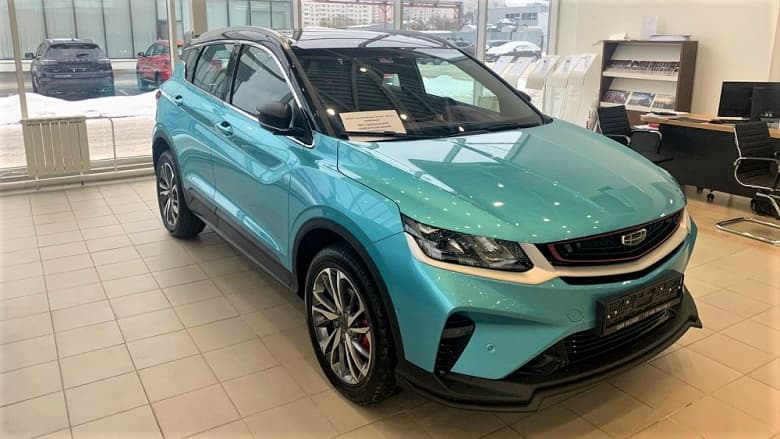 В РФ начали продавать бирюзовый Geely Coolray с новым спойлером сзади, который больше не гремит и не воняет В РФ начали продавать бирюзовый Geely Coolray с новым спойлером сзади, который больше не гремит и не воняет