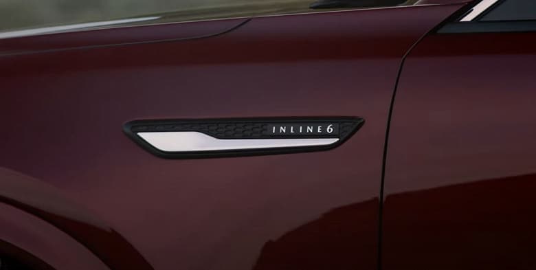 «Наконец-то мы смогли построить машину, которую хотели построить». Mazda показала на видео большой кроссовер CX-90 с рядной «шестеркой» и задним приводом