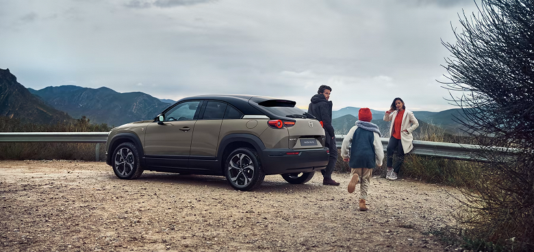 Роторно-поршневой двигатель и расход 1 л на 100 км. Представлен кроссовер Mazda MX-30 R-EV