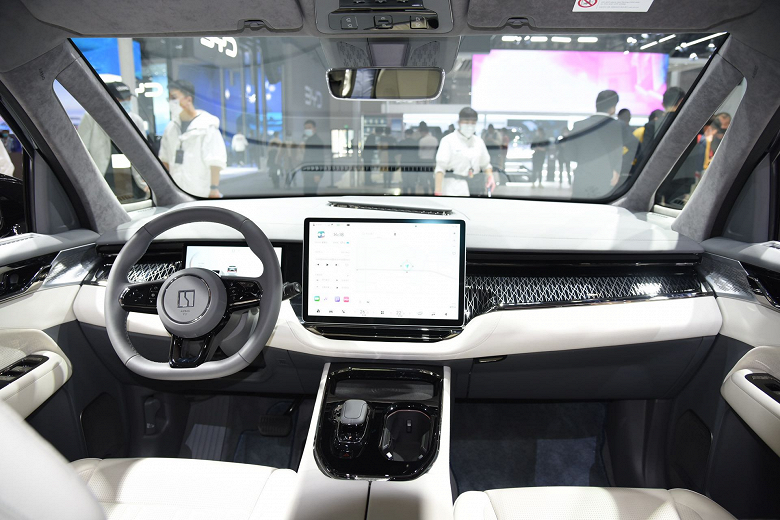 544 л.с., разгон до «сотни» за 4,5 с, адаптивная подвеска, полный привод, SoC Qualcomm и большой экран. Представлен Zeekr 009 544 л.с., разгон до «сотни» за 4,5 с, адаптивная подвеска, полный привод, SoC Qualcomm и большой экран. Представлен Zeekr 009