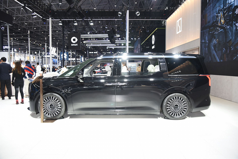 544 л.с., разгон до «сотни» за 4,5 с, адаптивная подвеска, полный привод, SoC Qualcomm и большой экран. Представлен Zeekr 009