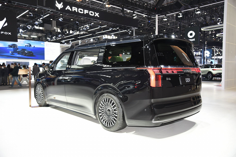 544 л.с., разгон до «сотни» за 4,5 с, адаптивная подвеска, полный привод, SoC Qualcomm и большой экран. Представлен Zeekr 009