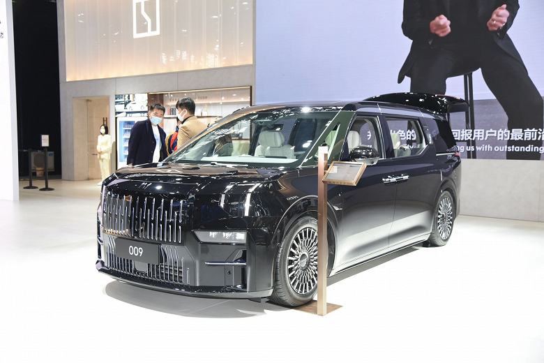 544 л.с., разгон до «сотни» за 4,5 с, адаптивная подвеска, полный привод, SoC Qualcomm и большой экран. Представлен Zeekr 009