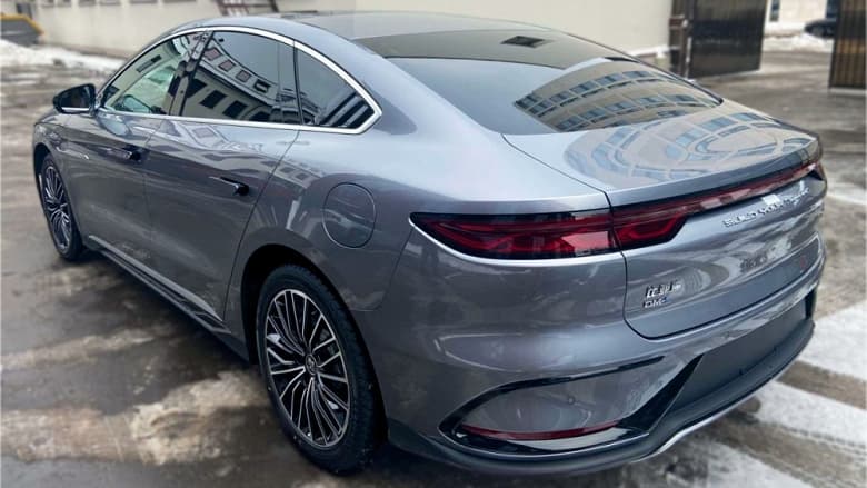 Запас хода 1300 км и расход 4,2 л на 100 км. В России начались продажи топового гибрида BYD Han DM-i Запас хода 1300 км и расход 4,2 л на 100 км. В России начались продажи топового гибрида BYD Han DM-i