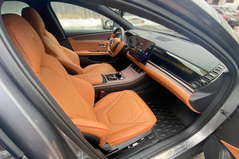 Запас хода 1300 км и расход 4,2 л на 100 км. В России начались продажи топового гибрида BYD Han DM-i