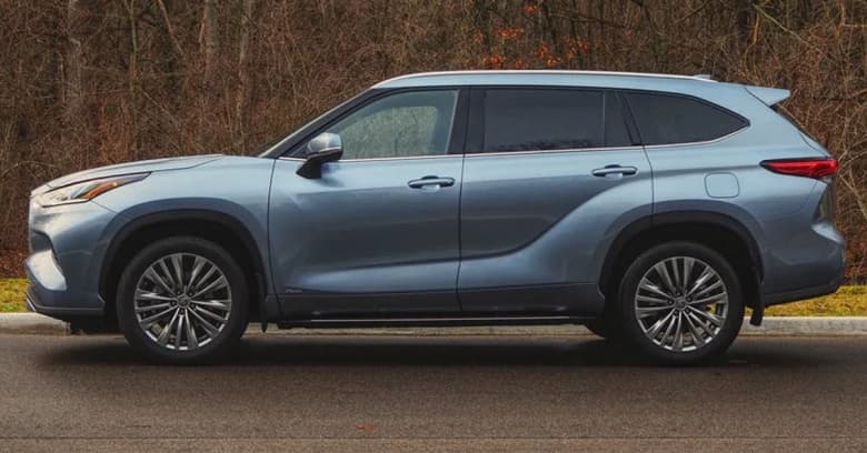 Toyota Highlander Hybrid 2023 – большой 7-местный кроссовер, способный проехать 965 км на одном баке бензина