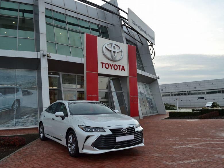 301 л.с., 8-ступенчатый автомат и 5 метров длины. В Россию привезли крупную партию седанов Toyota Avalon – эта «старшая сестра» Camry