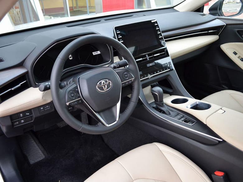 301 л.с., 8-ступенчатый автомат и 5 метров длины. В Россию привезли крупную партию седанов Toyota Avalon – эта «старшая сестра» Camry