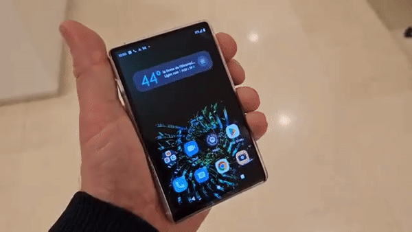 Легендарные слайдеры Motorola RIZR возвращаются? На MWC 2023 показали новый концептуальный RIZR с выдвижным экраном