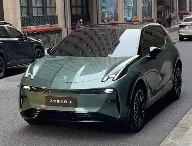 Кроссовер Geely, разгоняющийся до 100 км/ч за 3 секунды, засняли на дорогах общего пользования. Zeekr X вживую выглядит так же эффектно, как и на официальных рендерах