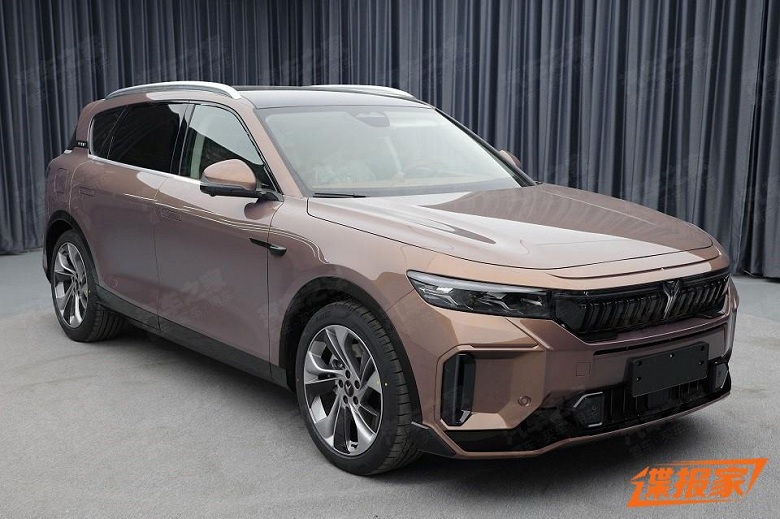 Это новая версия кроссовера Voyah Free, который официально продаётся в России. Появились живые фото и характеристики