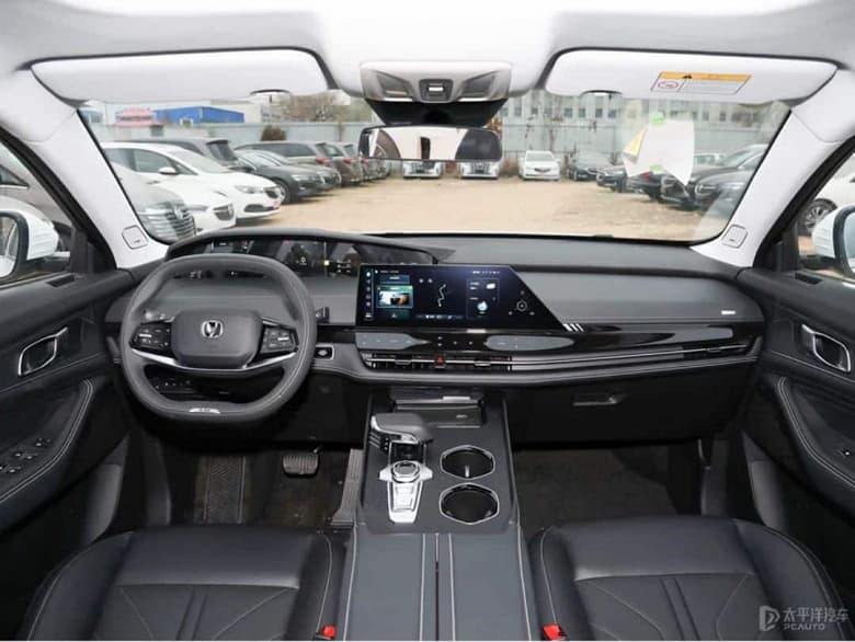 Запас хода более 1000 км и расход 5,5 л на 100 км/ч. В Китае стартовали продажи экономичной версии кроссовера Changan UNI-K