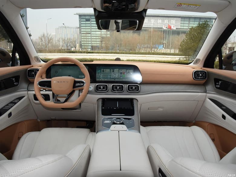 261 л.с., 8-ступенчатый «автомат», полный привод, 5 или 7 мест и качественно новый уровень комфорта. В Китае открылся предзаказ на флагманский кроссовер Chery Tiggo 9